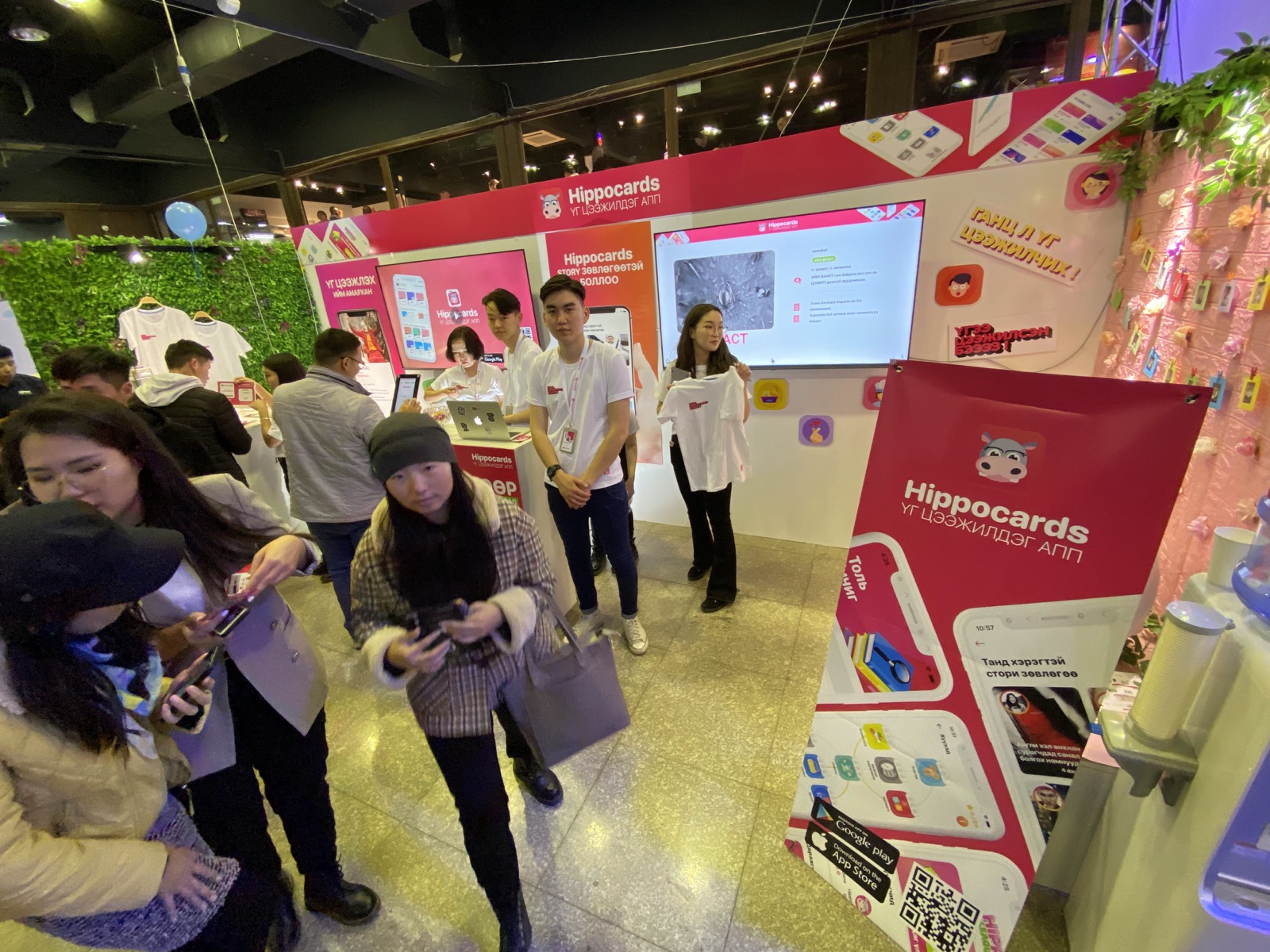 Visitors at the HippoCards event booth