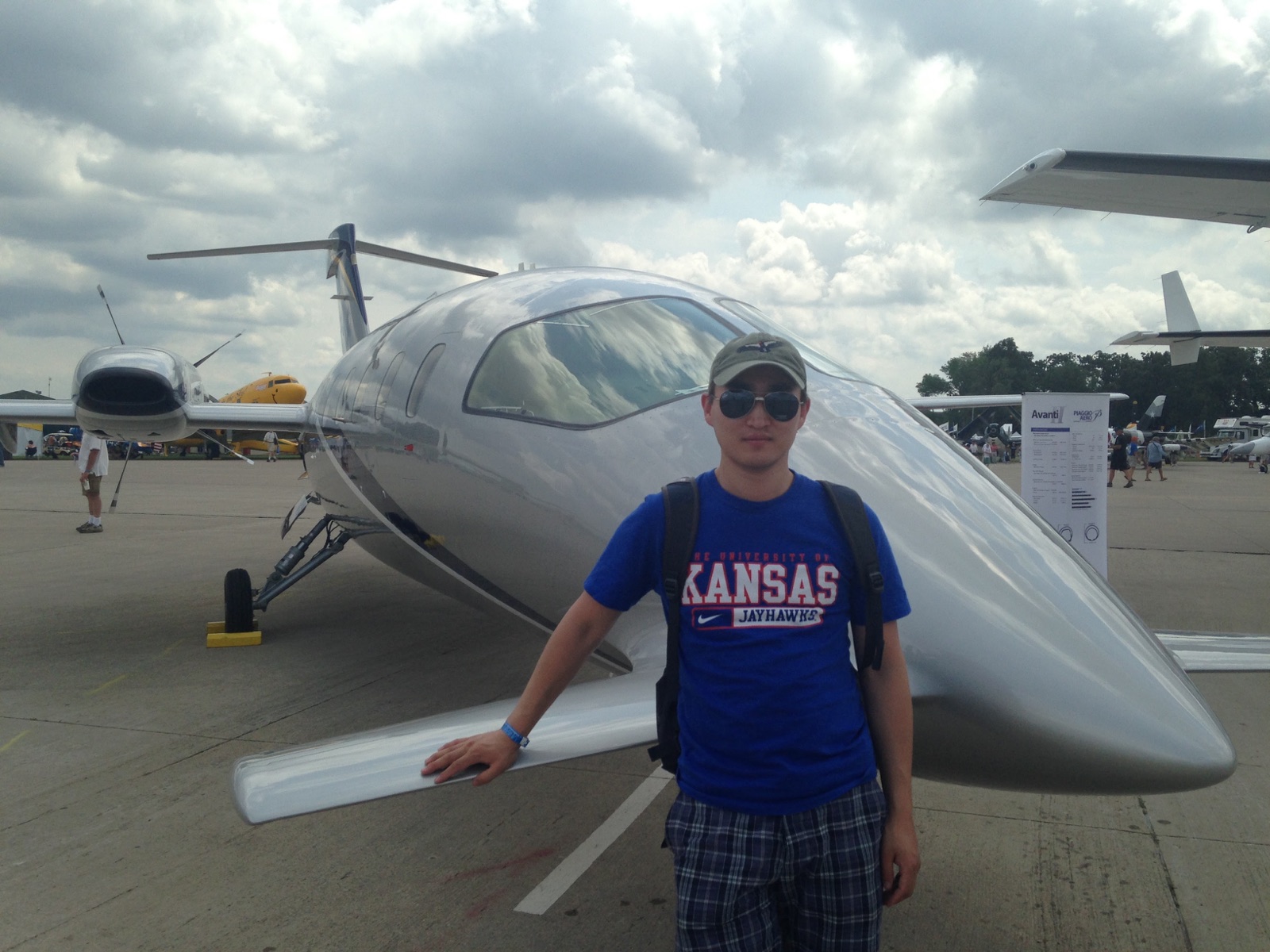 Ider-Od in front of an aircraft at an airshow